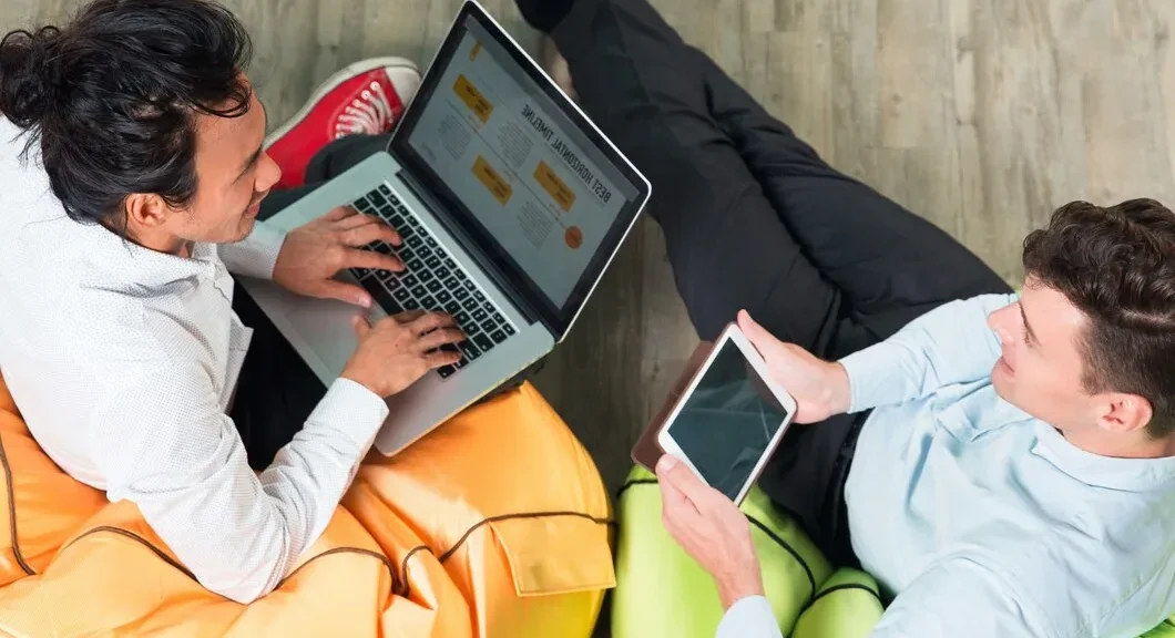 business-team-working-on-laptop