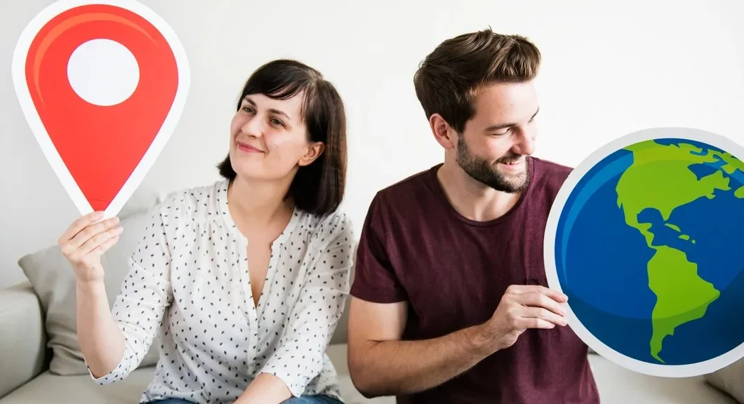 travel-couple-vacation-planning