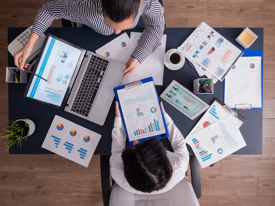 manager-employee-business-workspace-data-analysis